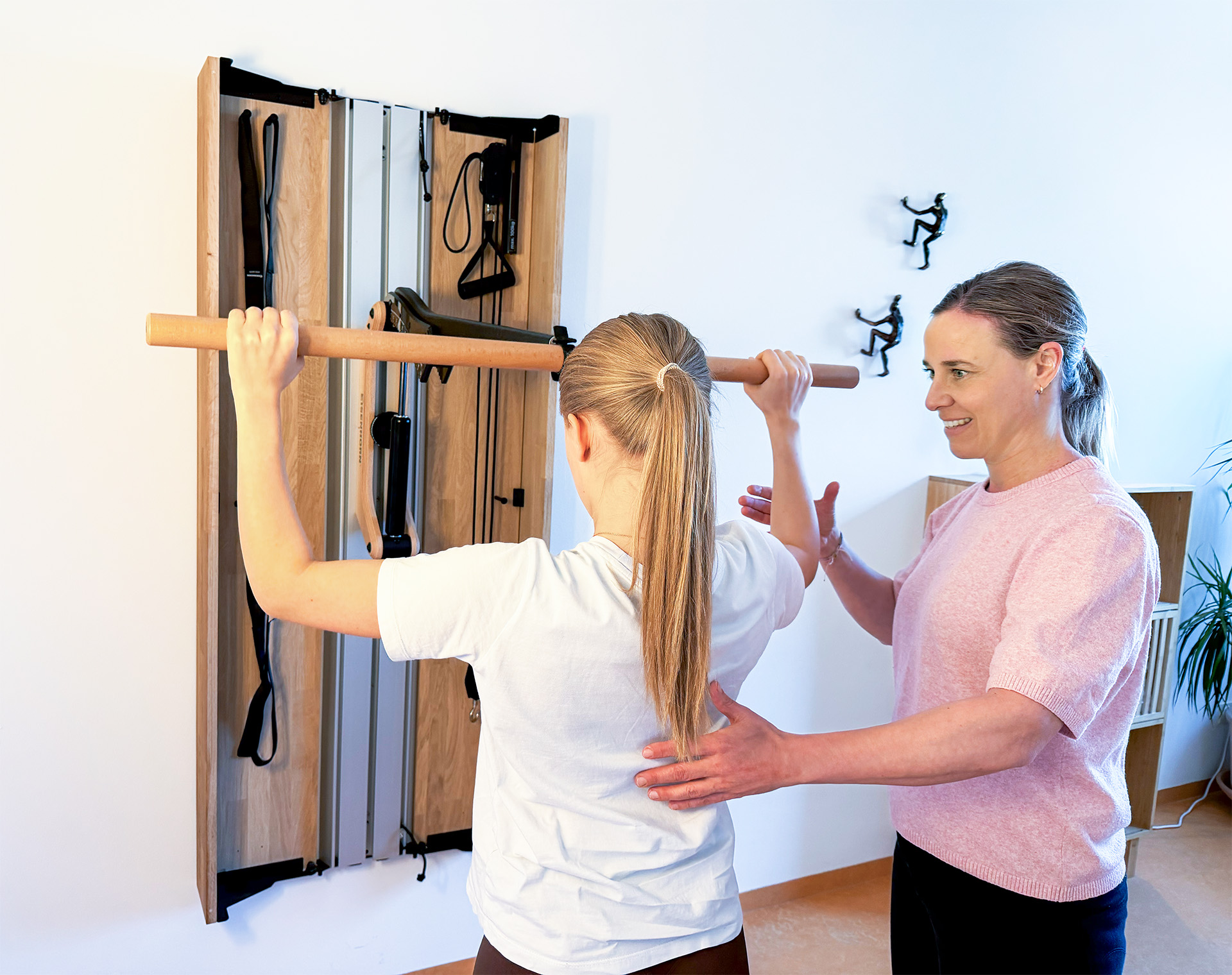 Physiotherapeutin Isabel Kürzl beim angeleiteten Einzeltraining am Höhenhorn mit einer Patientin in der Praxis in Grünwald
